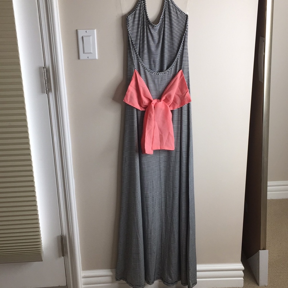 Striped backless maxi dress with bow. - Picture 5 of 7